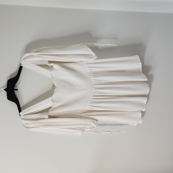 Flowy shirt that is perfect for Spring and Summer. - Picture 1 of 4